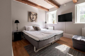 Charming Garden View Apartment with Terrace & grill, Visby